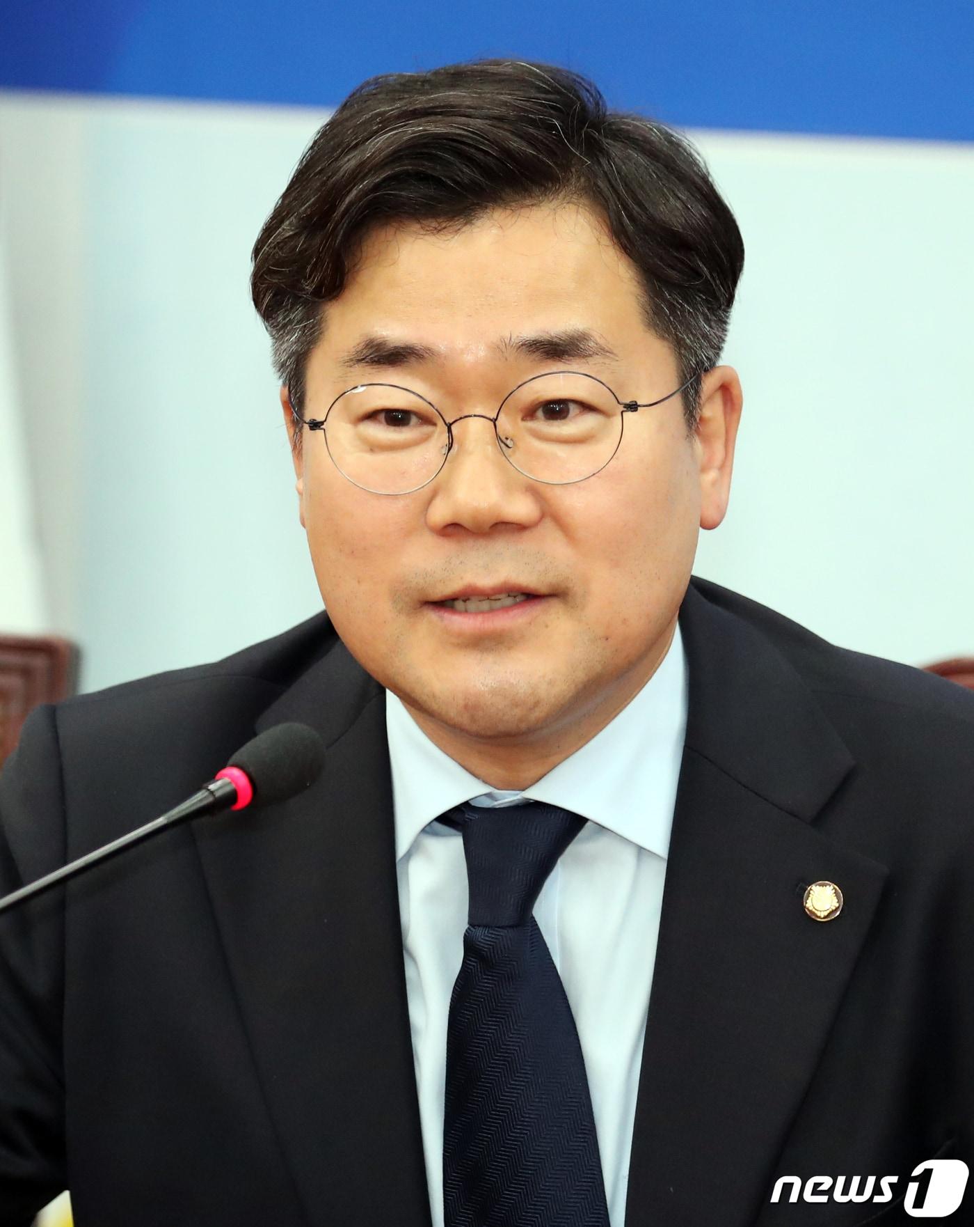 본문 이미지 - 박찬대 더불어민주당 신임 원내대변인이 8일 서울 여의도 국회에서 열린 기자간담회에서 인사말을 하고 있다. 2019.5.8/뉴스1 ⓒ News1 김명섭 기자