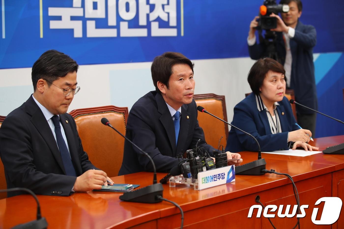 본문 이미지 - 이인영 더불어민주당 신임 원내대표(가운데)와 박찬대(왼쪽)·정춘숙 원내대변인. 2019.5.8/뉴스1 ⓒ News1 김명섭 기자