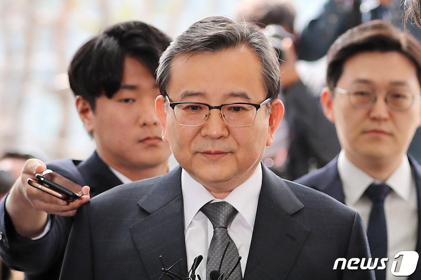 '별장 성접대 의혹사건' 정점에 있는 김학의전 법무부 차관이 9일 오전 서울 송파구 서울동부지검에 피의자 신분으로 소환조사를 받기 위해 출석하고 있다. 2019.5.9/뉴스1 ⓒ News1 박세연 기자