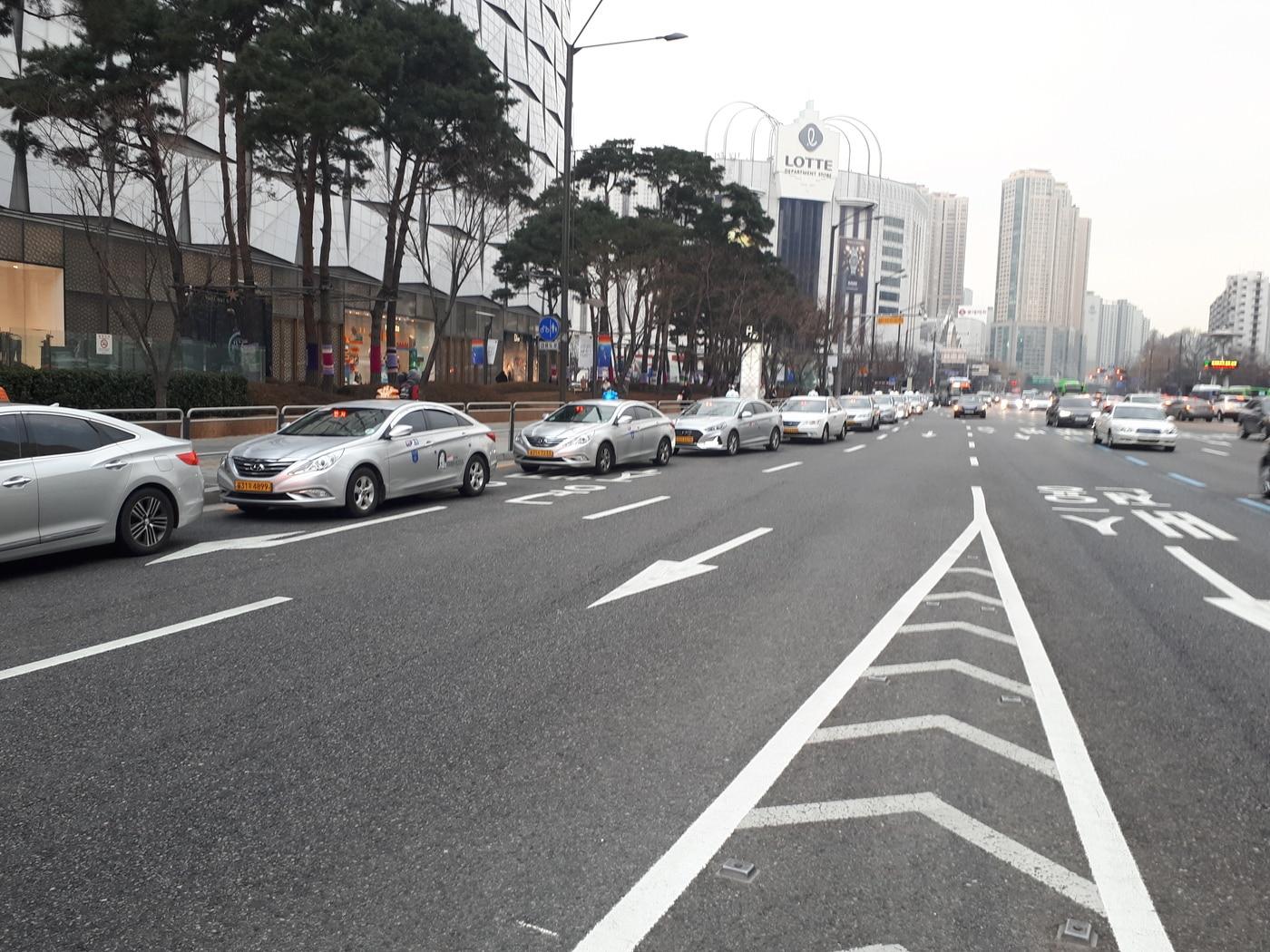 본문 이미지 - 잠실역 1번출구 일대가 택시 꼬리물기로 혼잡하다(송파구 제공).ⓒ 뉴스1