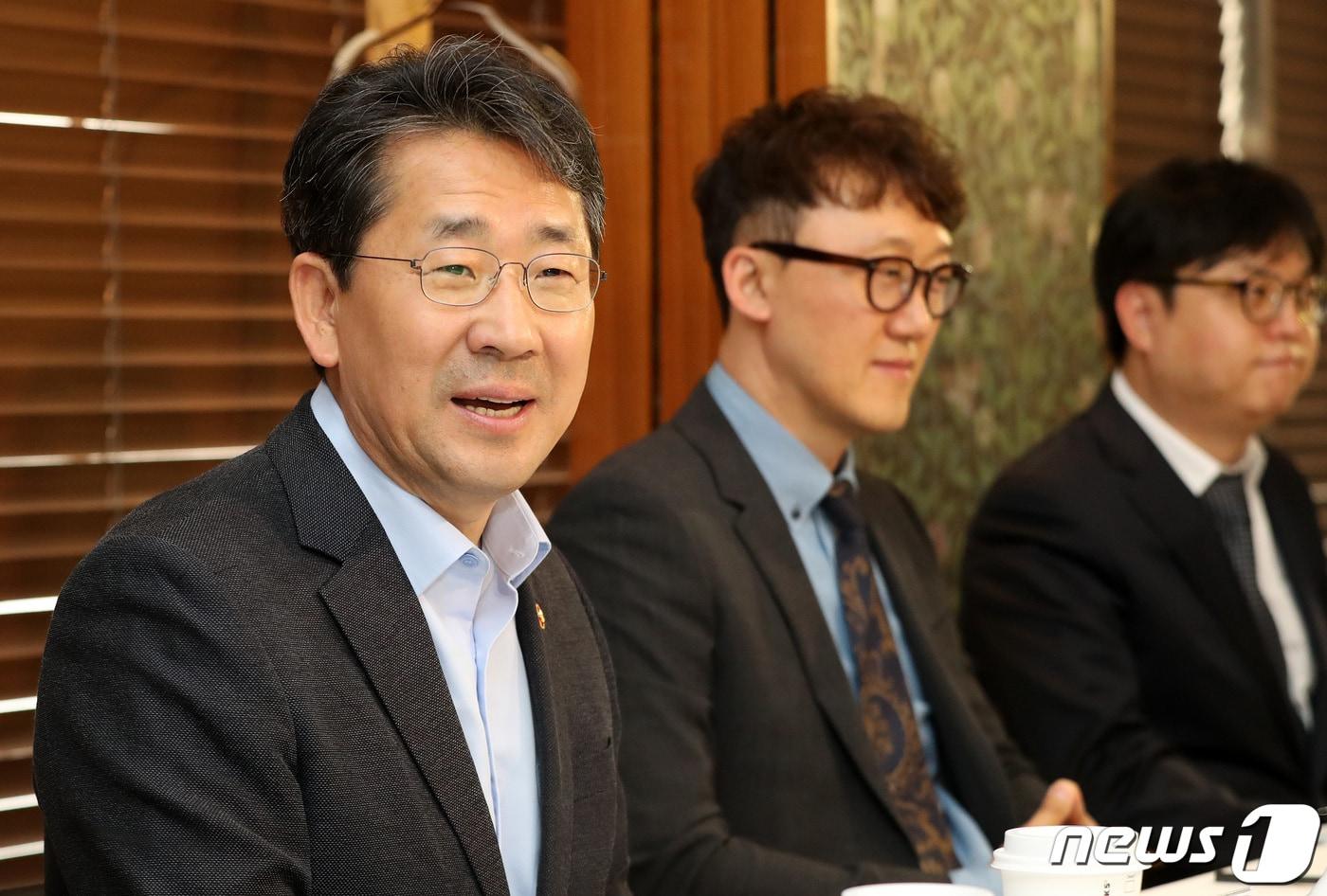 본문 이미지 - 박양우 문화체육관광부 장관이 9일 오전 경기도 성남시 분당구의 식당에서 게임업계 관계자들과 간담회에 앞서 인사말을 하고 있다. ⓒ News1