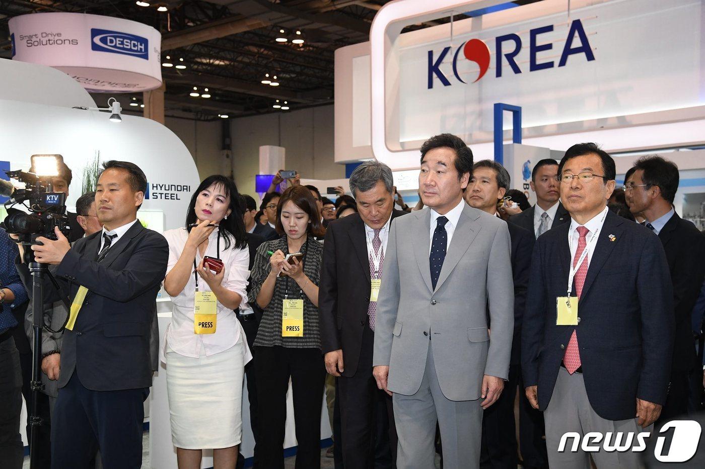 본문 이미지 - 이낙연 총리가 8일(현지시간) 미국 휴스턴 NRG공원에서 열린 해양박람회(OTC) 한국관에서 설명을 듣고 있다. 