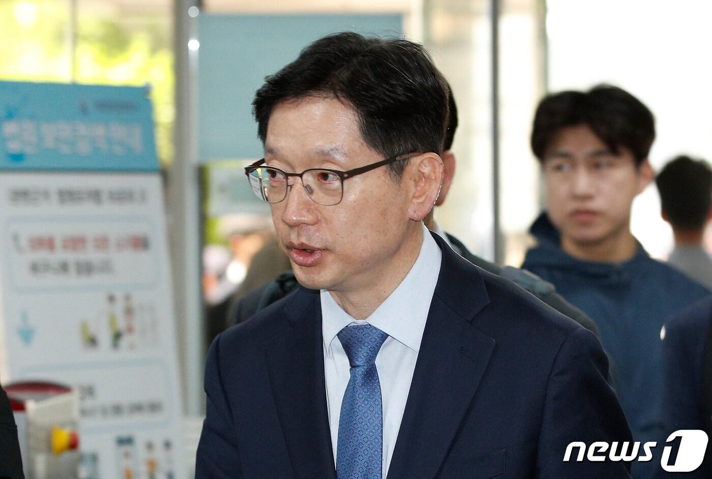 본문 이미지 - 김경수 경남도지사가 9일 오후 서울 서초동 고등법원에서 열린 '드루킹 댓글조작' 관련 컴퓨터 등 장애업무방해 등 항소심 4차 공판에 출석하고 있다. 2019.5.9/뉴스1 ⓒ News1 안은나 기자