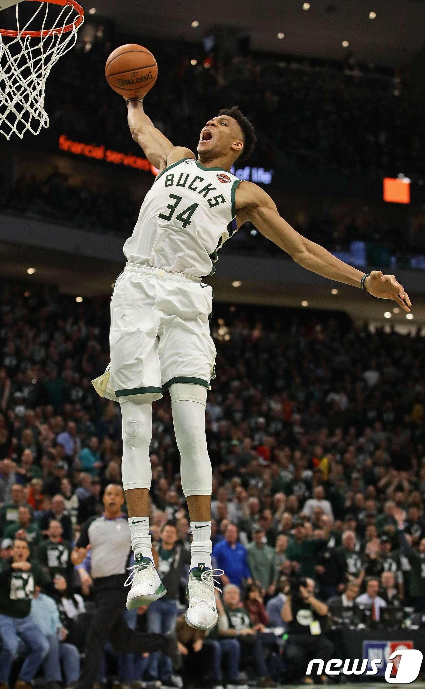 본문 이미지 - 밀워키 벅스 야니스 안테토쿤보가 9일(한국시간) 미국 위스콘신주 밀워키의 파이서브 포럼에서 열린 2018-19 NBA 플레이오프 동부 콘퍼런스 2라운드 보스턴 셀틱스와 5차전에서 덩크슛을 시도하고 있다. ⓒ AFP=뉴스1