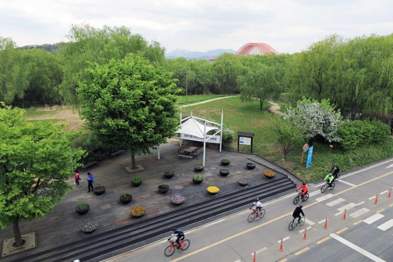 본문 이미지 - 강서구 강서한강공원 안내센터에서 바라본 습지생태공원 풍경. 이하 서울관광재단 제공