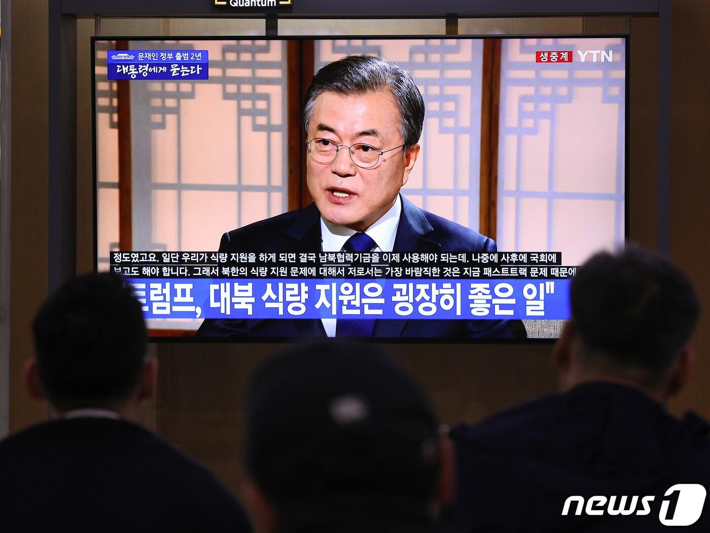 본문 이미지 - 9일 오전 서울역 대합실에서 시민들이 문재인 대통령의 취임 2주년 특집 대담 방송을 보고 있다. 2019.5.9/뉴스1 ⓒ News1 신웅수 기자