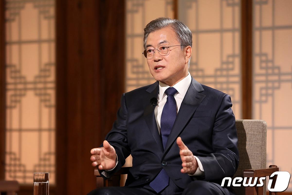 본문 이미지 - 문재인 대통령이 지난 2019년 취임 2주년을 하루 앞둔 5월9일 오후 청와대 상춘재에서 열린 문재인 정부 2년 특집 대담 ‘대통령에게 묻는다’에서 사회자의 질문에 답변하고 있는 모습.(청와대 제공) 2019.5.9/뉴스1