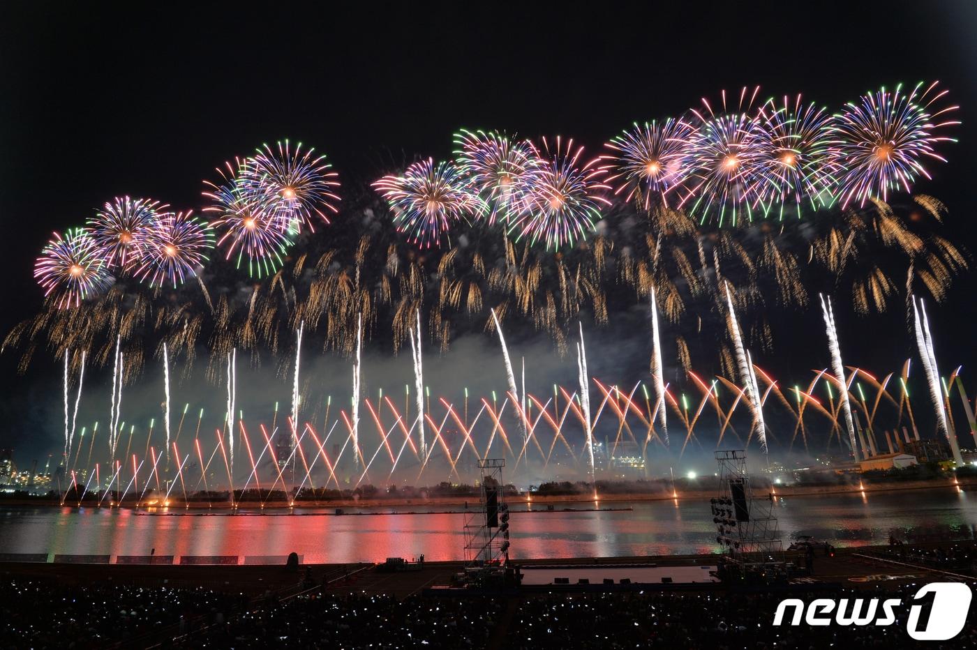 본문 이미지 - 경북 포항시 남구 형산강체육공원에서 열린 불빛축제.(뉴스1 자료, 재판매 및 DB금지)  ⓒ 뉴스1 최창호 기자