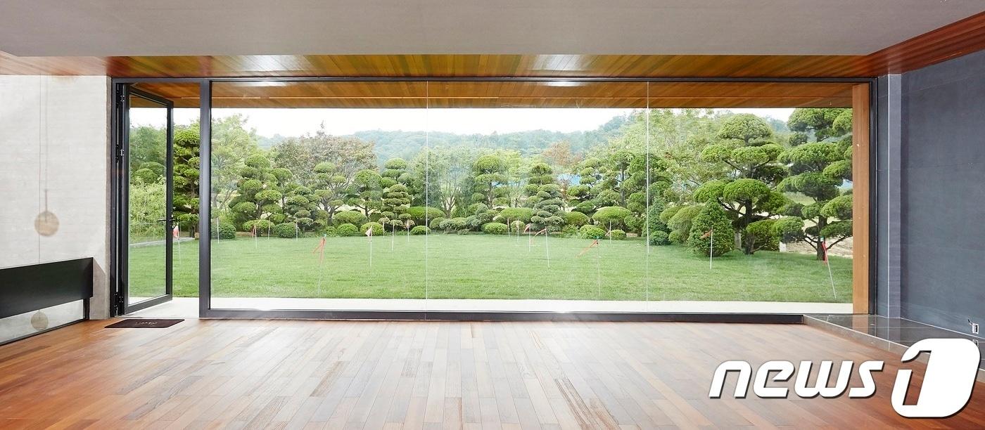 이건창호 알루미늄 시스템 도어 ‘ADS 70 HI’가 시공된 박사장네 거실ⓒ 뉴스1