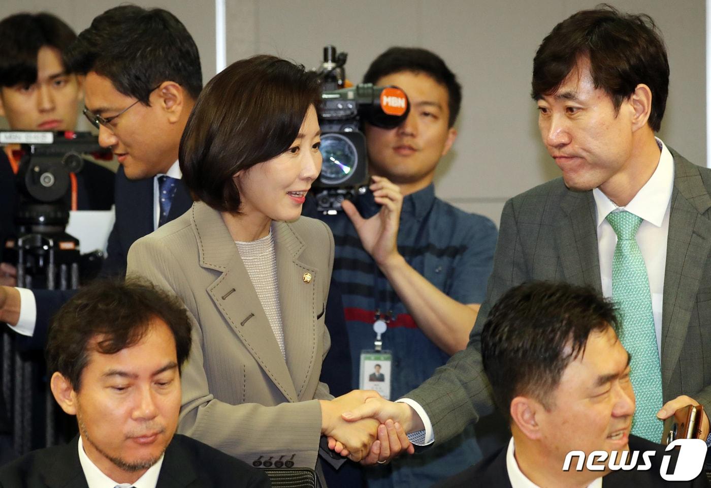 본문 이미지 - 2019년 6월 10일 당시 나경원 자유한국당 원내대표가 서울 여의도 국회 의원회관에서 열린 '보수와 진보 무엇이 문제인가?' 토론회에서 하태경 바른미래당 의원과 인사를 하고 있는 모습. ⓒ News1 DB