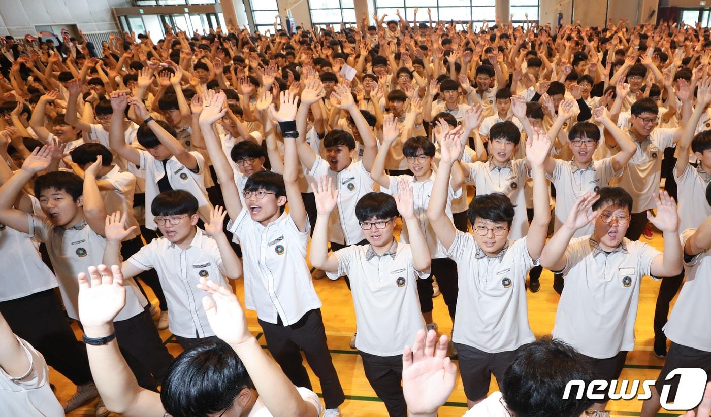 본문 이미지 - 10일 서울 종로구 중앙고등학교에서 열린 6.10 독립만세운동 기념식에서 학생들이 만세 삼창을 하고 있다. 2019.6.10/뉴스1 ⓒ News1 허경 기자