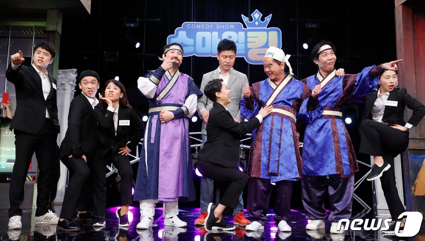 개그맨 심형래, 박승대를 비롯한 출연자들이 10일 오후 서울 가양동 IHQ미디어에서 열린 코미디TV '스마일킹' 기자간담회에 참석해 포즈를 취하고 있다. 지난 4월 28일 첫 방송을 시작한 코미디 TV 새 예능 블록버스터 코미디쇼 ‘스마일 킹’은 쇼 코미디와 방송 코미디를 결합시킨 프로그램이다. 2019.6.10/뉴스1 ⓒ News1 권현진 기자