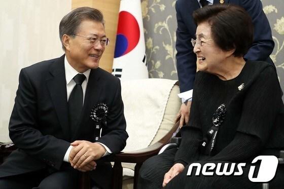 본문 이미지 - 문재인 대통령이 18일 오전 서울 국립현충원 현충관에서 열린 고(故) 김대중 전 대통령 서거 8주기 추도식에 참석하기 앞서 김 전 대통령의 부인 고 이희호 여사와 환담을 나누고 있다. (청와대) 2017.8.18/뉴스1 ⓒ News1 이광호 기자