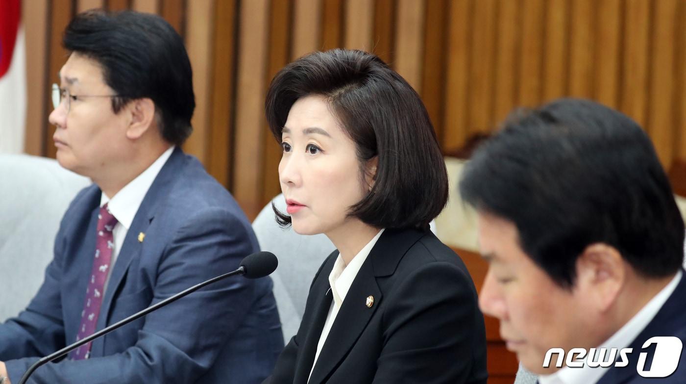 나경원 자유한국당 원내대표가 11일 서울 여의도 국회에서 열린 원내대책회의에서 모두발언을 하고 있다. 2019.6.11/뉴스1 ⓒ News1 김명섭 기자