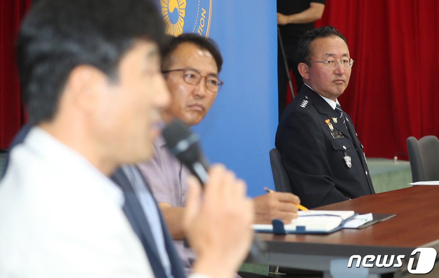 본문 이미지 - 박기남 제주동부경찰서장이 6굥11일 제주시 동부경찰서 4층 강당에서 열린 ‘전 남편 살해 사건’ 수사 결과 최종 브리핑에서 취재진의 질문에 답변하던 중 잠시 생각에 잠겨있다.2019.6.11/뉴스1 ⓒ News1 이석형 기자