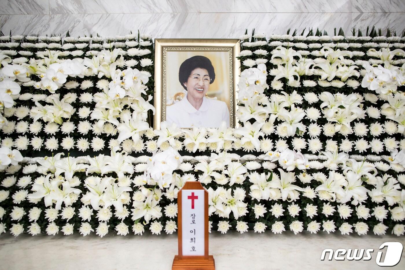 본문 이미지 - 11일 오전 서울 서대문구 신촌세브란스병원 장례식장에 마련된 고 이희호 여사의 빈소에 영정과 위패가 놓여있다. 2019.6.11/뉴스1 ⓒ News1 이승배 기자
