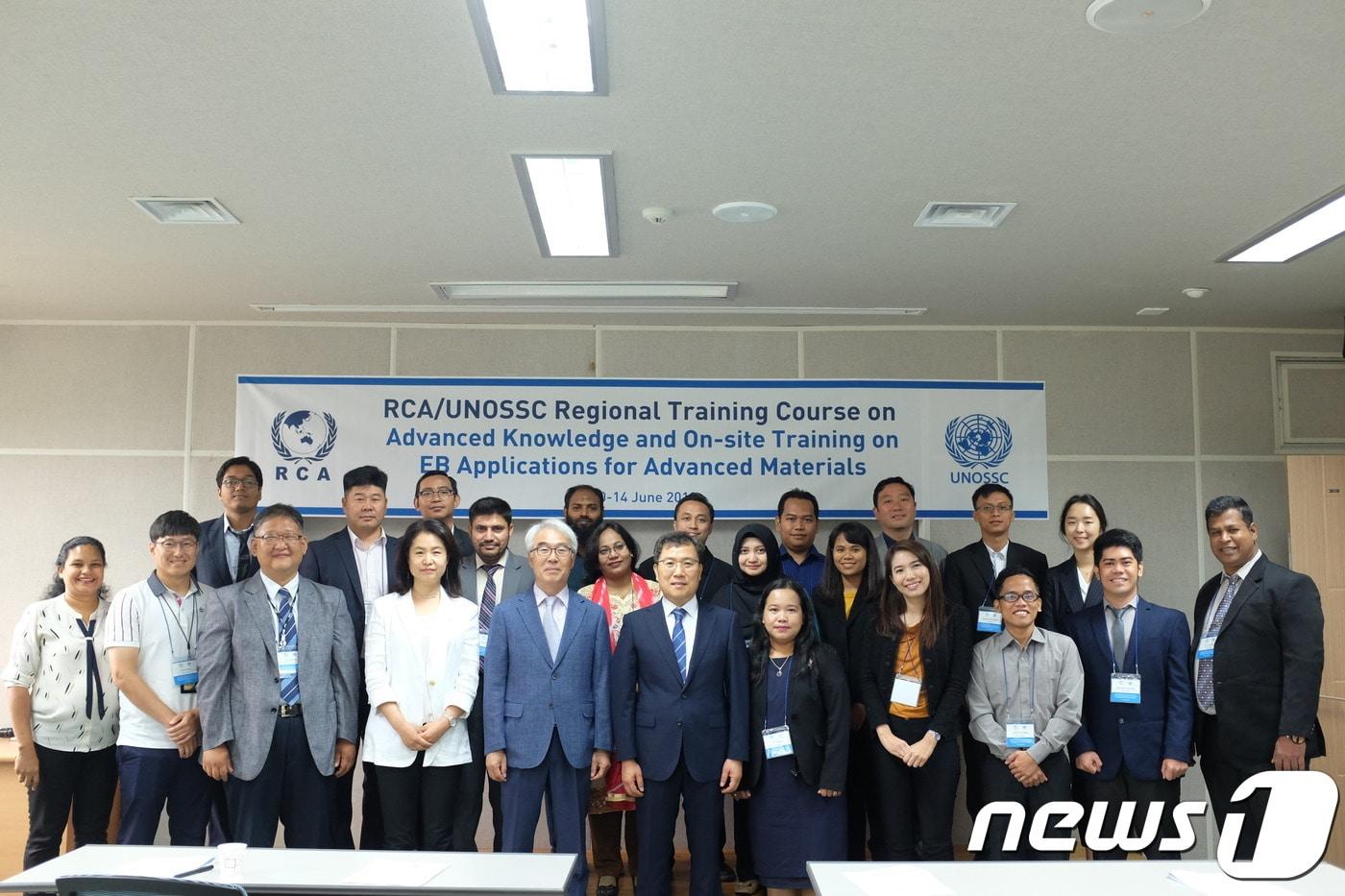 본문 이미지 - 한국원자력연구원(원장 박원석) 첨단방사선연구소(소장 위명환)는 이달 10일부터 14일까지 동남아 개발도상국을 대상으로 ‘전자빔 이용 첨단소재 제조 및 환경 에너지 분야 응용에 대한 이론교육 및 현장실습 과정’을 개최하고 있다. ⓒ 뉴스1