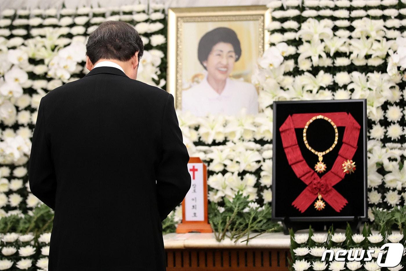 본문 이미지 - 이낙연 국무총리가 11일 서울 서대문구 신촌 세브란스병원 장례식장에 마련된 고(故) 이희호 여사 빈소를 찾아 조문을 하고 있다. 2019.6.11 ⓒ News1 이승배 기자