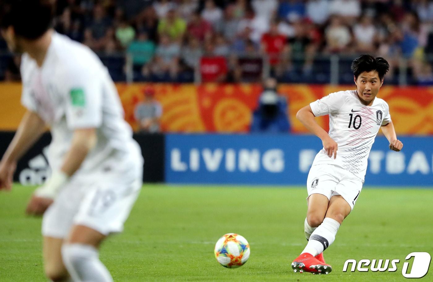 본문 이미지 - 11일 오후(현지시간) 폴란드 아레나 루블린에서 열린 '2019 국제축구연맹(FIFA) U-20 월드컵' 4강전 대한민국과 에콰도르의 경기에서 이강인 선수가 최준을 향해 패스를 하고 있다.  2019.6.12/뉴스1 ⓒ News1 박정호 기자