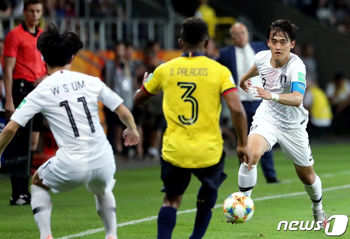 본문 이미지 - 11일 오후(현지시간) 폴란드 아레나 루블린에서 열린 '2019 국제축구연맹(FIFA) U-20 월드컵' 4강전 대한민국과 에콰도르의 경기에서 황태현 선수가 드리블 돌파를 하고 있다. 2019.6.12/뉴스1 ⓒ News1 박정호 기자
