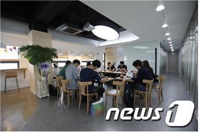 본문 이미지 - 대구청년센터 제2센터 '공감그래' 내부.(대구시 제공)ⓒ 뉴스1