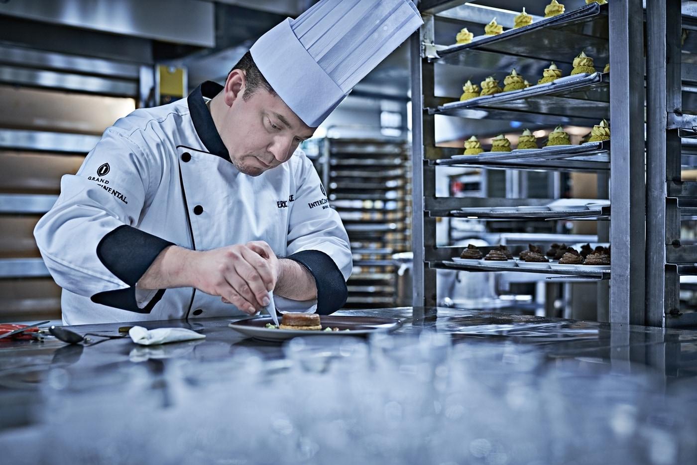 인터컨티넨탈의 쿠킹클래스를 진행하는 파티시에 에릭 칼라보케