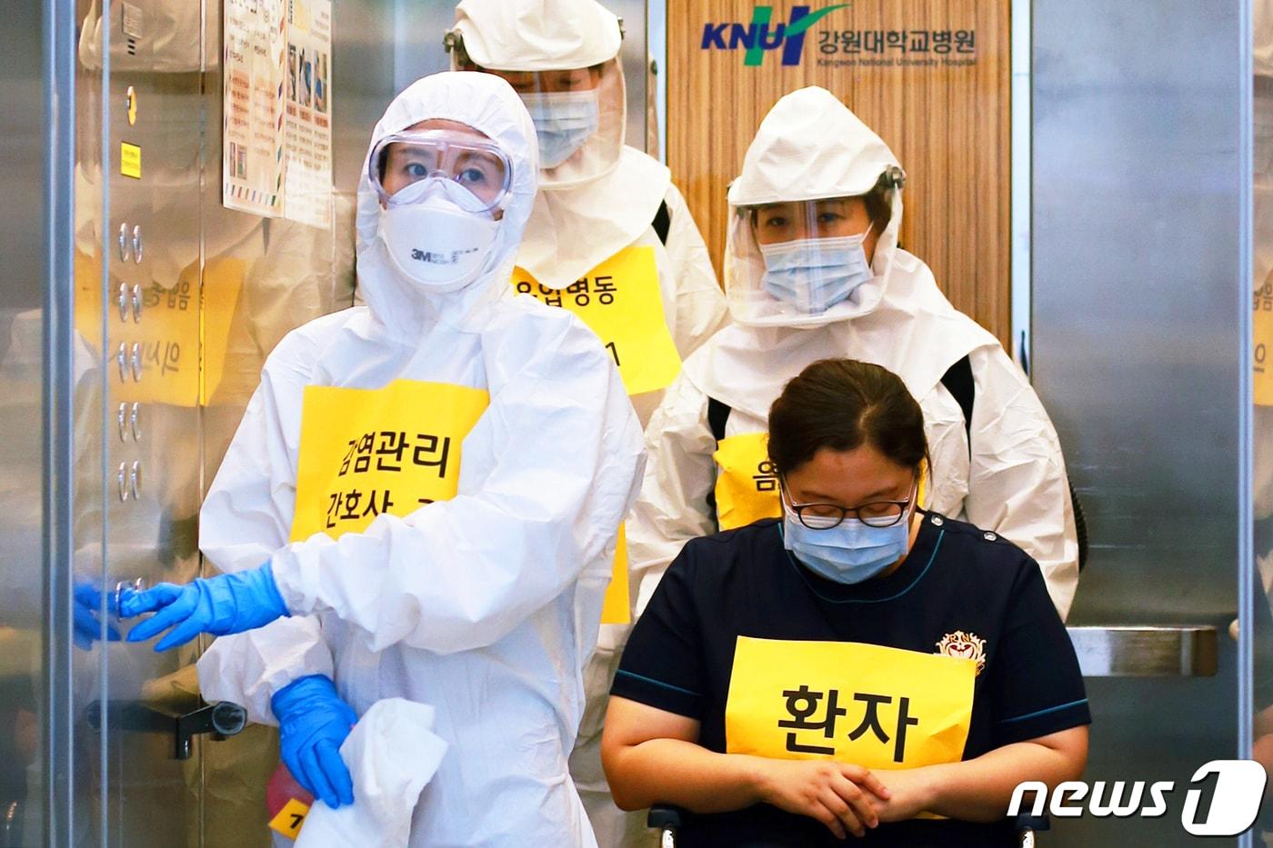 본문 이미지 - 지난 6월12일 오전 강원대학교병원에서 메르스 의심환자 발생을 가상해 신종·유행성 감염병 모의훈련을 실시하고 있다. (강원대학교병원 제공) 2019.6.12/뉴스1 ⓒ News1