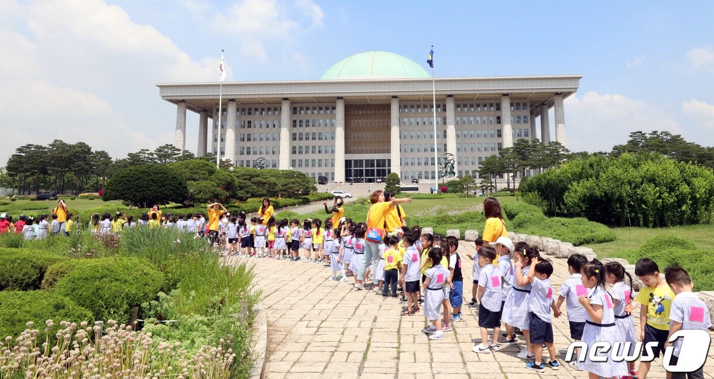 본문 이미지 - 2019년 6월12일 서울 여의도 국회에서 나들이 나온 아이들이 산책을 하고 있다. ⓒ News1 김명섭 기자