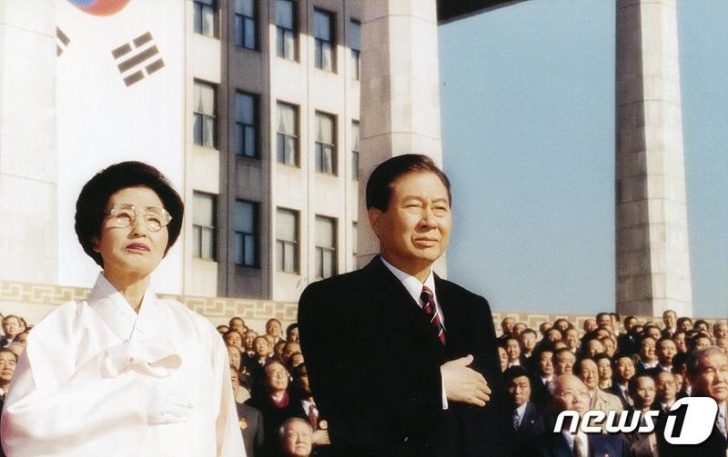 본문 이미지 - 김대중평화센터가 12일 고 김대중 전 대통령의 부인 이희호 여사의 생전 모습을 공개했다. 사진은 故김대중 전 대통령 취임식 당시 모습. &#40;김대중평화센터 제공&#41;2019.6.12/뉴스1