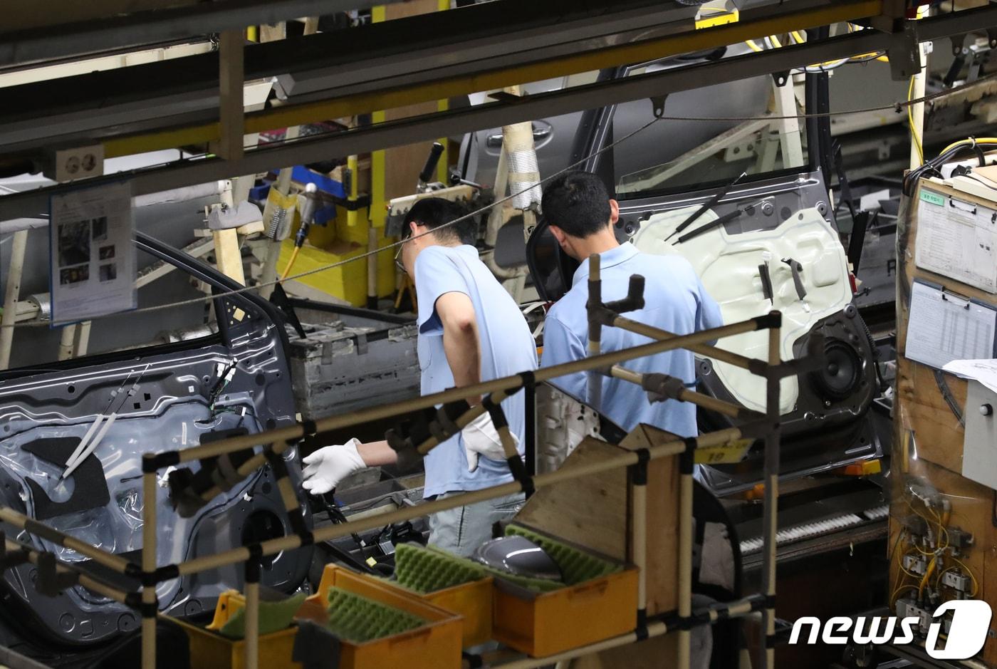 르노삼성자동차 노동조합이 12일 전면 파업을 풀기로 결정했다. 사측도 '부분 직장 폐쇄'를 철회하고 13일 부터 정상 조업에 들어가기로 했다. 사진은 이날 부산 강서구 르노삼성자동차 부산공장 내에서 근로자들이 작업 하는 모습. 2019.6.12/뉴스1 ⓒ News1 여주연 기자