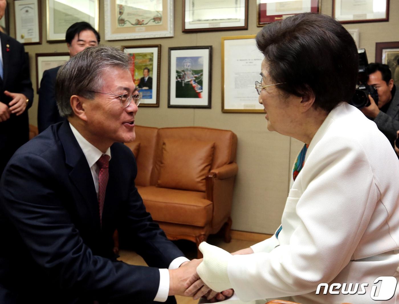 본문 이미지 - 김대중평화센터가 12일 고(故) 김대중 전 대통령의 부인 이희호 여사의 생전 모습을 공개했다. 사진은 2016년 이 여사가 신년하례식에서 문재인 대통령(당시 더불어민주당 대표)과 악수하는 모습. (김대중평화센터 제공) 2019.6.12/뉴스1