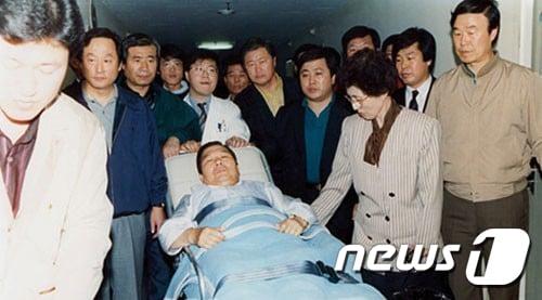 본문 이미지 - 1990년 지방자치제 실시 이행을 걸고 단식투쟁을 벌인 김 전 대통령이 이상증세를 보여 신촌 세브란스 병원에 입원하자 이 여사가 동행하는 모습.(김대중평화센터 제공) 2019.6.12/뉴스1