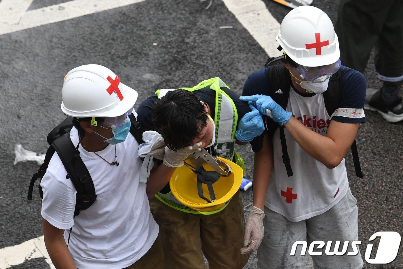 본문 이미지 - 부상자가 의료진의 도움을 받아 병원으로 후송되고 있다. ⓒ AFP=뉴스1