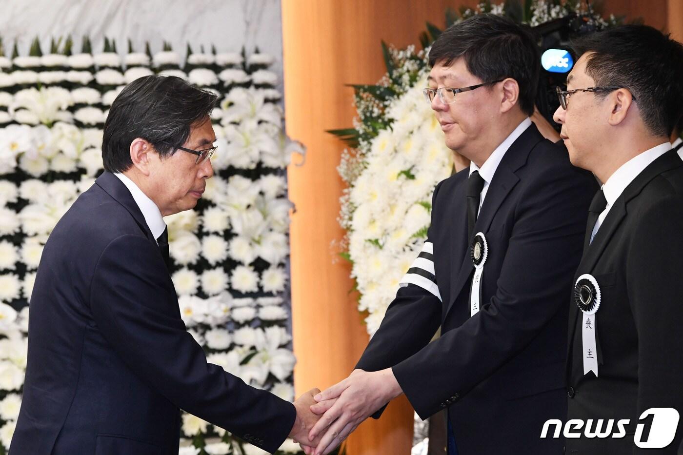 본문 이미지 - 박상기 법무부장관이 13일 오전 서울 서대문구 신촌 세브란스병원 장례식장에 마련된 고(故) 이희호 여사 빈소를 찾아 조문 후 김대중 전 대통령의 삼남 김홍걸 민족화해협력범국민협의회 대표 상임의장과 인사를 하고 있다. 2019.6.13/뉴스1 ⓒ News1 박세연 기자