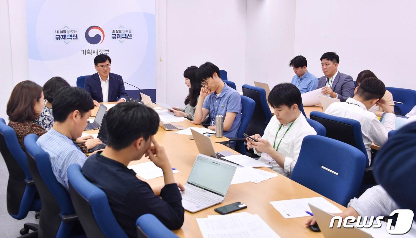 본문 이미지 - 김회정 기획재정부 국제경제관리관이 13일 정부세종청사에서 '외평채 발행관련 배경'과 관련 사전브리핑에서 주요내용을 설명하고 있다. (기획재정부 제공) 2019.6.13/뉴스1