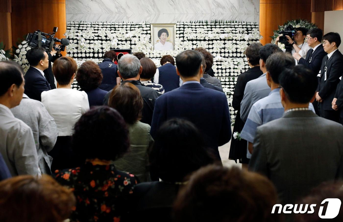 본문 이미지 - 13일 서울 서대문구 신촌세브란스병원 장례식장에 마련된 고(故) 이희호 여사의 빈소를 찾은 조문객들이 조문을 하고 있다. 2019.6.13/뉴스1 ⓒ News1 박세연 기자