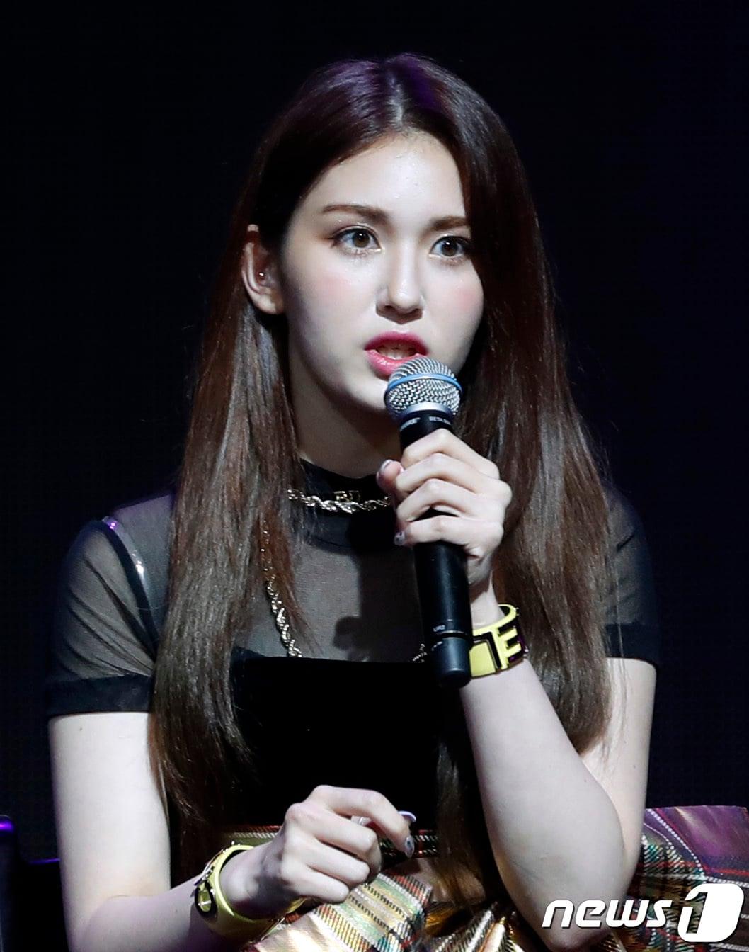 본문 이미지 - 아이오아이 출신 가수 전소미가 13일 오후 서울 마포구 합정동 메세나폴리스 신한카드판스퀘어홀에서 열린 데뷔 싱글 '벌스데이(BIRTHDAY)' 쇼케이스에 참석해 인사말을 하고 있다. 2019.6.13/뉴스1 ⓒ News1 권현진 기자