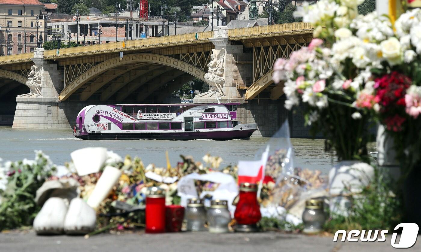 13일(현지시간) 관광객들을 태운 유람선이 헝가리 부다페스트 다뉴브강 머르기트 다리 인근 '허블레아니호'가 침몰했던 자리를 지나고 있다. 2019.6.13/뉴스1 ⓒ News1 구윤성 기자