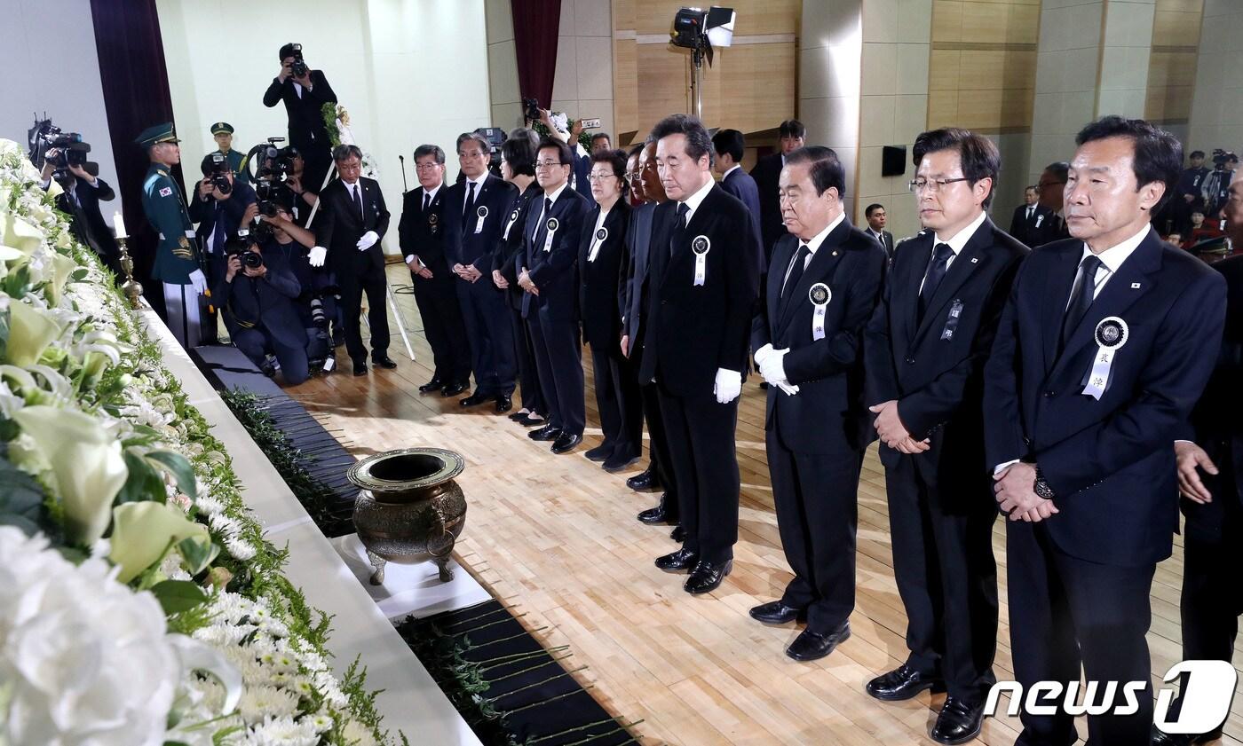 본문 이미지 - 이낙연 국무총리와 문희상 국회의장을 비롯한 여야 대표들이 14일 오전 서울 동작구 국립현충원 내 현충관에서 엄수된 고(故) 이희호 여사의 사회장 추모식에서 헌화한 뒤 영정을 바라보고 있다. 2019.6.14/뉴스1 ⓒ News1 이종덕 기자