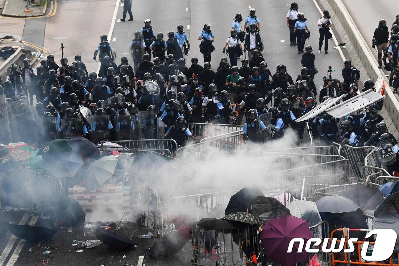본문 이미지 - 13일  홍콩 정부청사 밖에서  중국 송환법에 반대하는 시위대가 최루탄을 쏘는 경찰과 격렬하게 충돌을 하고 있다. ⓒ AFP=뉴스1 ⓒ News1 