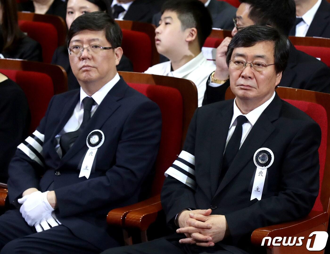 본문 이미지 - 지난해 6월14일 오전 서울 동작구 국립현충원에서 엄수된 고 이희호 여사 사회장 추모식에서 차남 김홍업(오른쪽) 전 의원과 삼남 김홍걸 민족화해협력범국민협의회 이사장이 고인의 생전 영상을 시청하고 있다. 2019.6.14/뉴스1 ⓒ News1 이종덕 기자