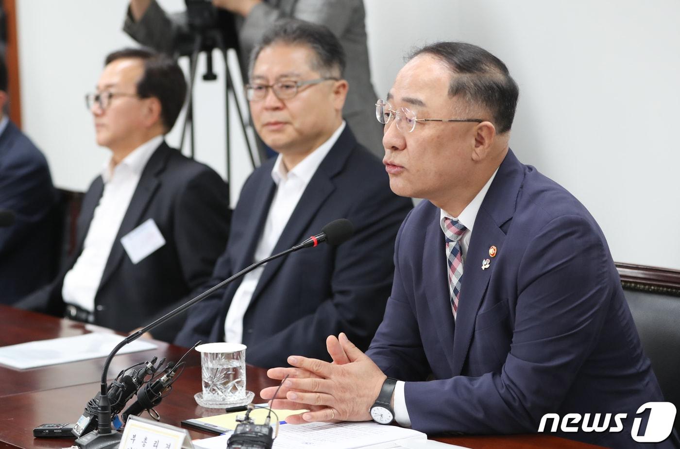 본문 이미지 - 홍남기 경제부총리 겸 기획재정부 장관이 14일 서울 세종로 정부서울청사에서 열린 국책·민간 연구기관장 간담회에서 모두발언을 하고 있다. 2019.6.14/뉴스1 ⓒ News1 허경 기자