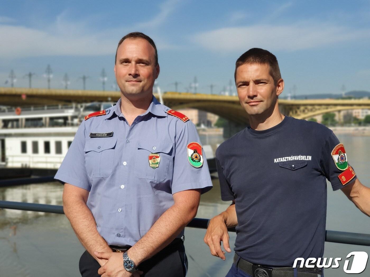 본문 이미지 - 헝가리 부다페스트 머르기트 다리 인근 부두에서 뉴스1과 인터뷰 중인 콜로치 피터(kolozsi peter,33) 헝가리 재난대책본부 부대변인(좌측)과 셀 노르벨트(szel Norbert, 42) 헝가리 재난대책본부 소방서 잠수부(우측). ⓒ News1 서혜림 기자