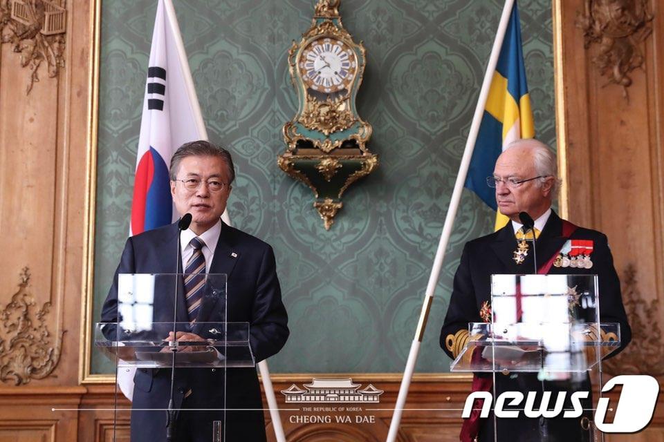 본문 이미지 - 스웨덴을 국빈 방문 중인 문재인 대통령이 14일 스톡홀름 스웨덴 왕궁에서 칼 구스타프 16세 국왕과 대언론 인사를 하고 있다. (청와대 페이스북)2019.6.14/뉴스1