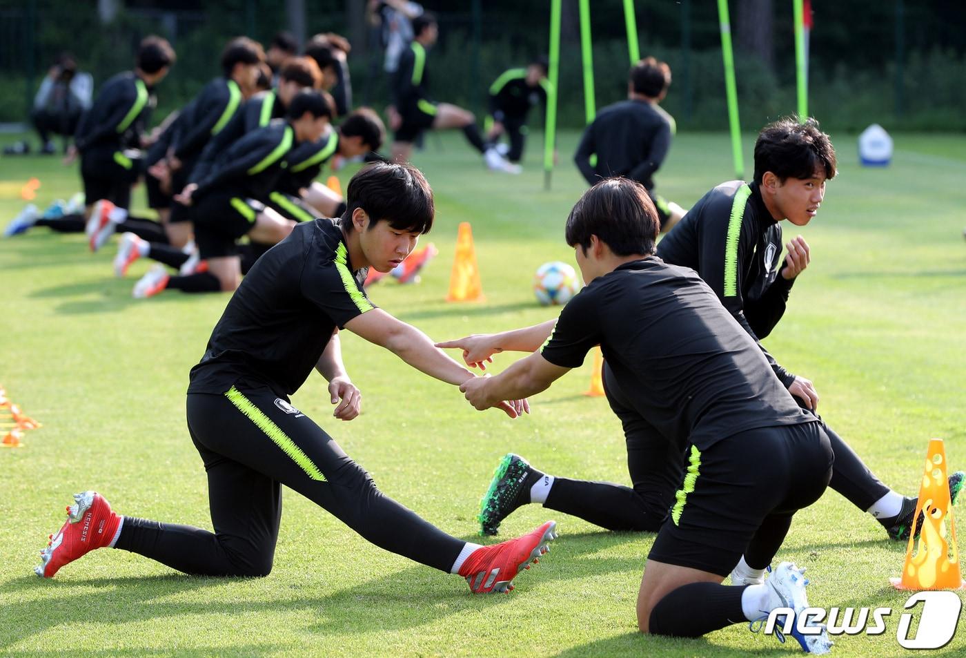 본문 이미지 - 한국 남자축구 사상 첫 국제축구연맹(FIFA) 주관 대회 결승 진출이라는 새로운 역사를 쓴 U-20 축구대표팀의 이강인 선수가 15일 오전(한국시간) 폴란드 우치 훈련장에서 미디어 공개 훈련을 하고 있다. 정정용호는 오는 16일 폴란드 우치에서 우크라이나와 우승컵을 두고 결전을 치른다. 2019.6.15/뉴스1 ⓒ News1 박정호 기자