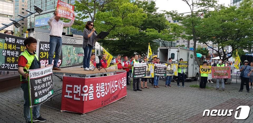 본문 이미지 - 15일 경기 고양시 일산동구청 앞 광장에서 3기 신도시 주말 6차 집회가 열린 가운데 한 시민이 자유발언을 하고 있다. ⓒ 뉴스1