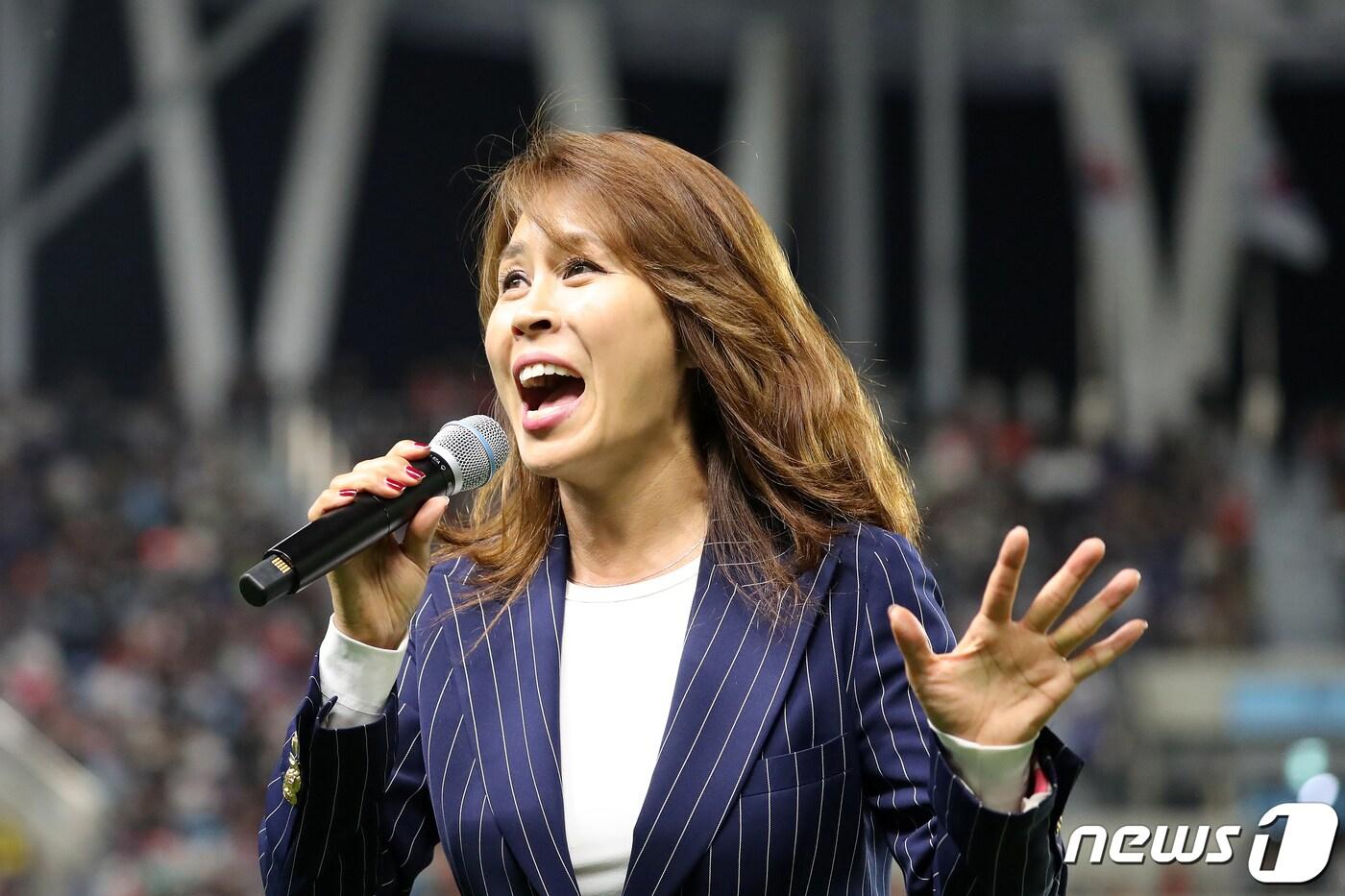 본문 이미지 - 제17회 대구국제뮤지컬페스티벌(DIMF·딤프) 개막 축하공연이 오는 20일 오후 7시30분 대구 달서구 코오롱야외음악당에서 야외 뮤지컬 갈라콘서트로 꾸며진다. 사진은 축하공연 무대에 설 뮤지컬 배우 최정원. ⓒ News1 자료 사진