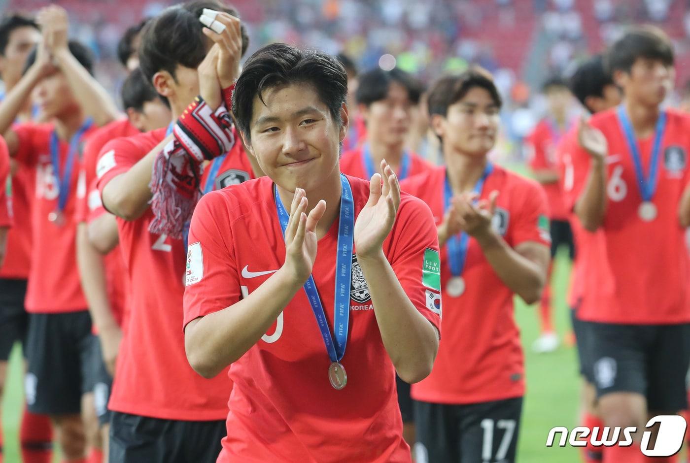 U-20 축구대표팀 이강인 선수가 16일 오전&#40;한국시간&#41; 폴란드 우치 스타디움에서 열린 &#39;2019 국제축구연맹&#40;FIFA&#41; U-20 월드컵&#39; 결승전 대한민국과 우크라이나의 경기에서 3:1로 패하며 준우승을 차지한 가운데 그라운드를 돌며 팬들에게 인사하고 있다. 2019.6.16/뉴스1 ⓒ News1 박정호 기자