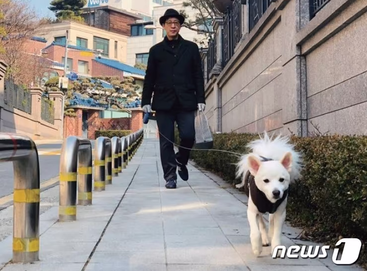 본문 이미지 - 김은수 한화갤러리아 대표가 반려견 해피와 산책을 하고 있다. ⓒ 뉴스1