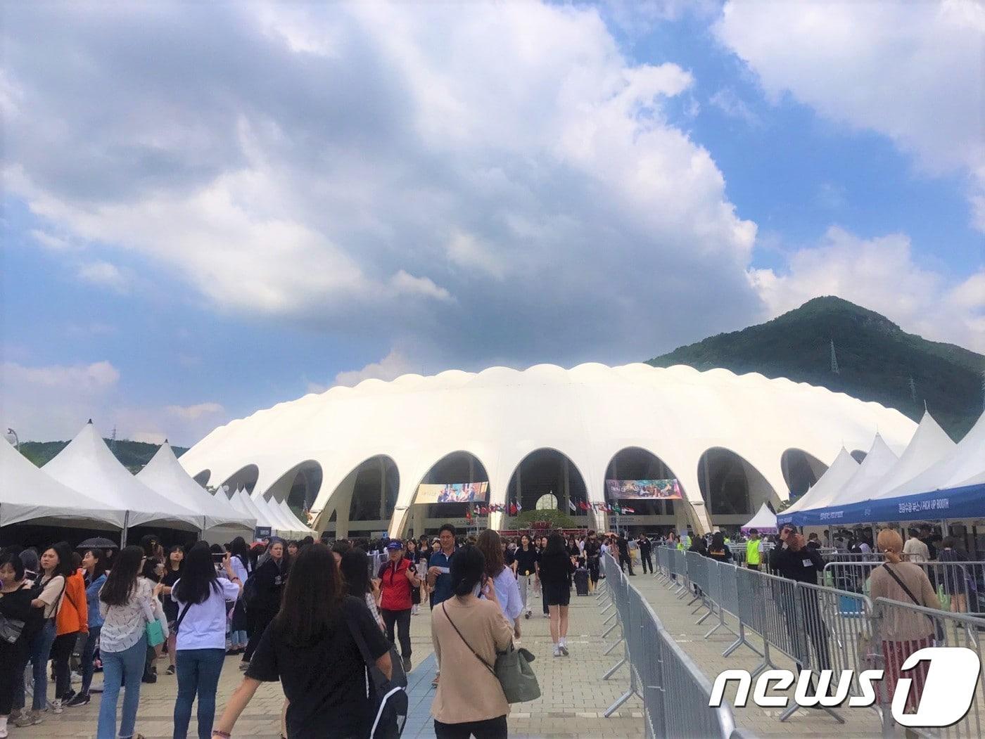 본문 이미지 - 16일 열리는 방탄소년단의 두 번째 부산 팬미팅 공연을 앞두고 오전부터 많은 아미(ARMY)들이 부산 아시아드 보조 경기장 현장을 찾았다. 2019.06.16 /ⓒ 뉴스1 박세진 기자